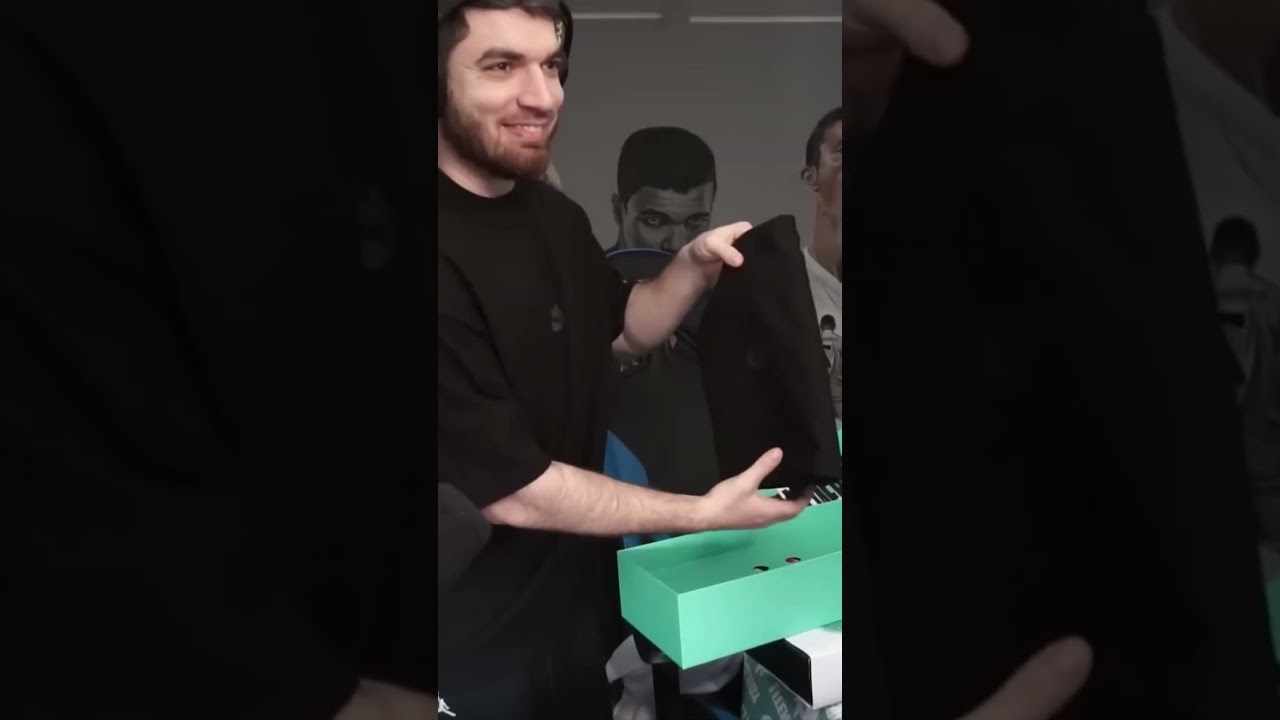 РАВШАН РАСПАКОВЫВАЕТ ПОДАРКИ ОТ LIT ENERGY 