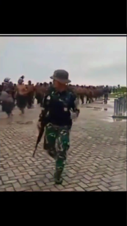 TNI 🇮🇩 joget kuda Laka loli bersama masayrakat #shorts