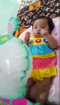 si gembul lagi main balon