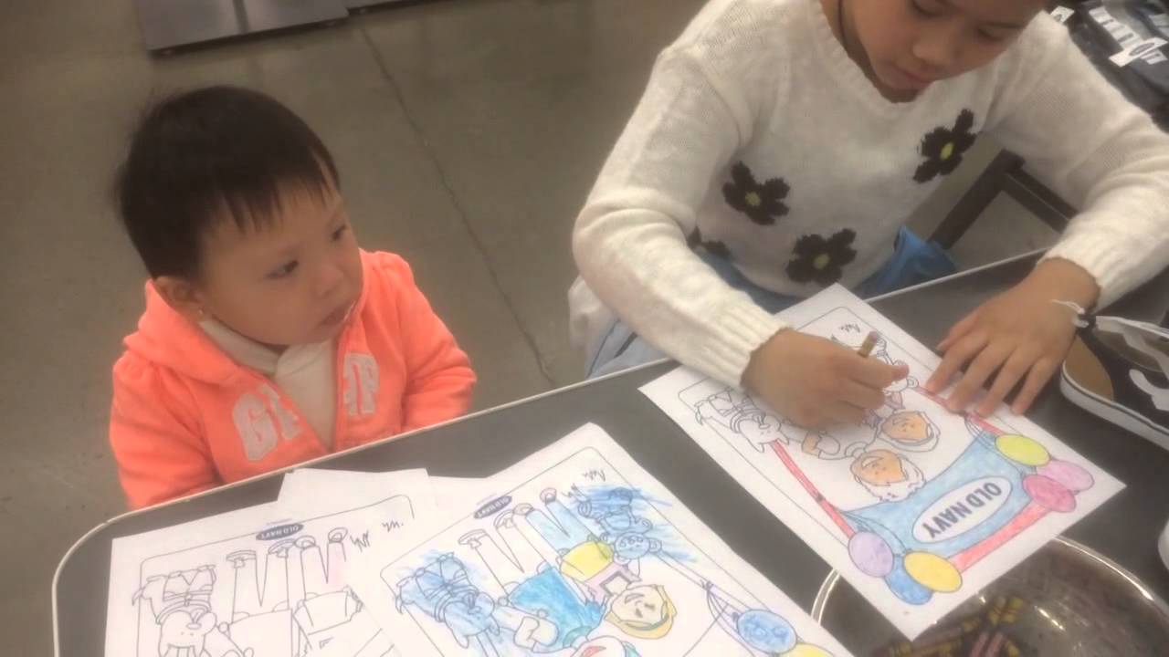 Khanh Ngan xem Thuy ve tranh_Mar 14, 2015