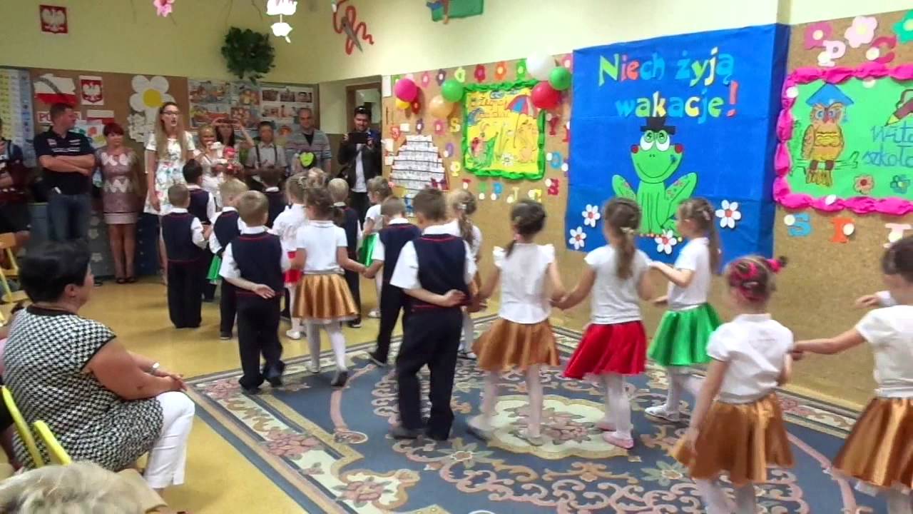 Przedszkolaki tańczą poloneza
