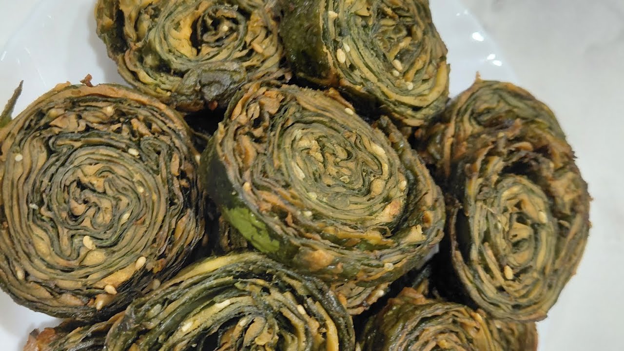 खमंग खुसखुशीत अशा आळुच्या वड्या😋😋