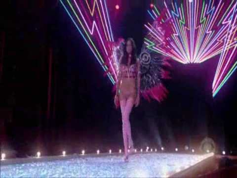 Brazilian Angels - The Victoria's Secret Fashion Show 2003