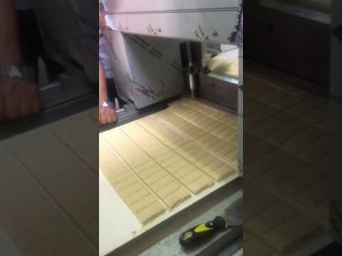 تقطيع وفرد حلوى طحينية