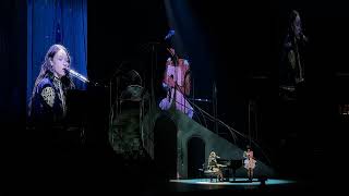 Laufey w Rachel Zegler - Goddess - 10/15/25 - Madison Square Garden - New York City, NY