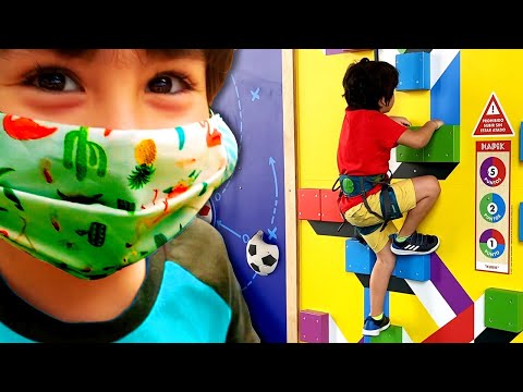 Dani y Evan practican ESCALADA en la DESESCALADA en Hapik