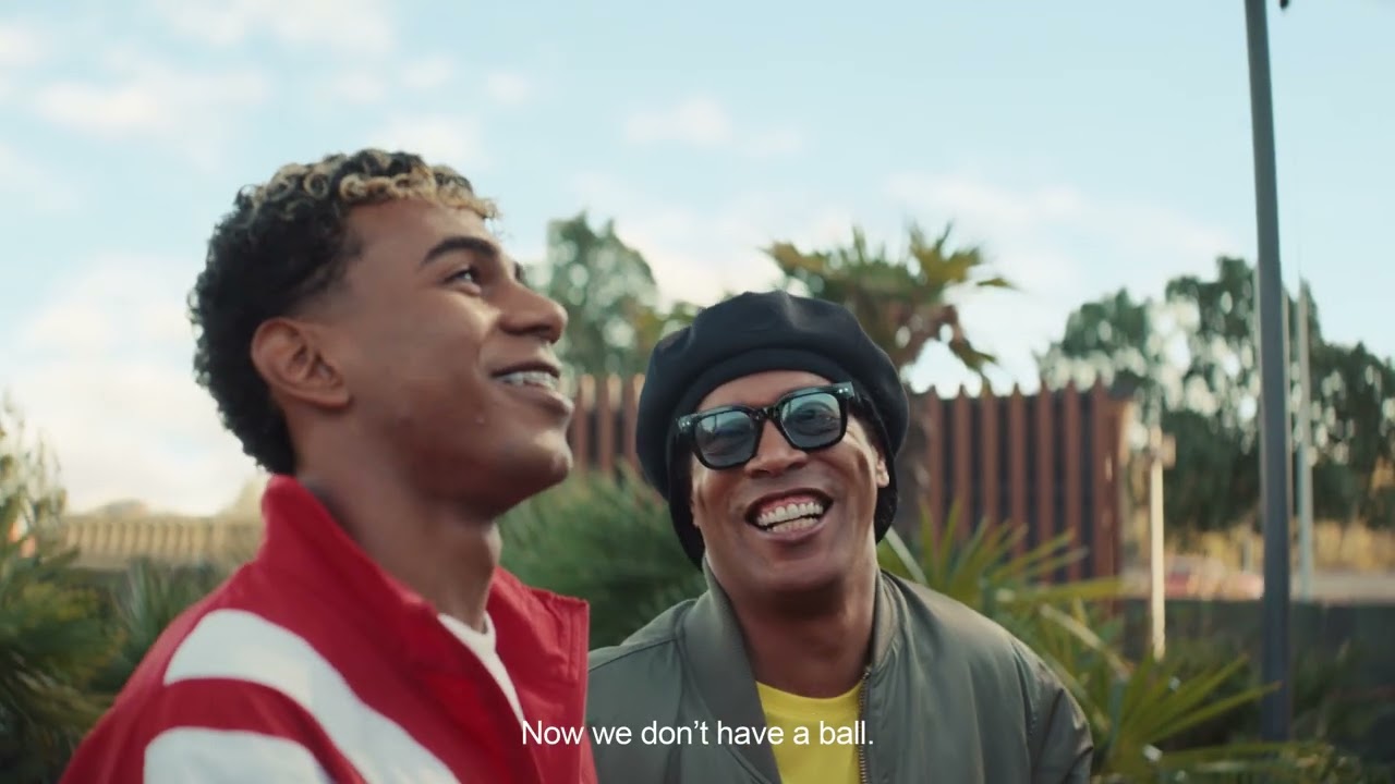 Ronaldinho y Lamine Yamal jugando al toque en el aparcamiento de un McDonald's. Fuente: canal oficial de McDonald's en YouTube.