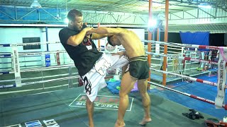 2 TECHNIQUES DE CORPS À CORPS BOXE THAI