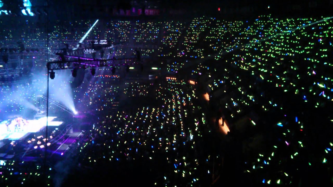 Synchronized color changing led sticks at concert, remote controlled