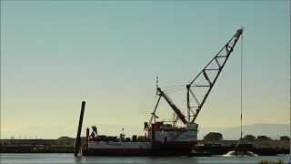 Walking Spud Clamshell Dredge