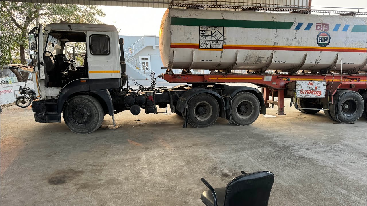 Accident truck ko Ajgar Ne abhi tak nahi kiya pura kaam complete