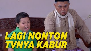 Kakek lagi nonton tv, tapi keliatannya tivinya kabur | SKETSA