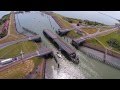 Opening en sluiten van de bruggen in de Afsluitdijk bij Kornwerderzand.