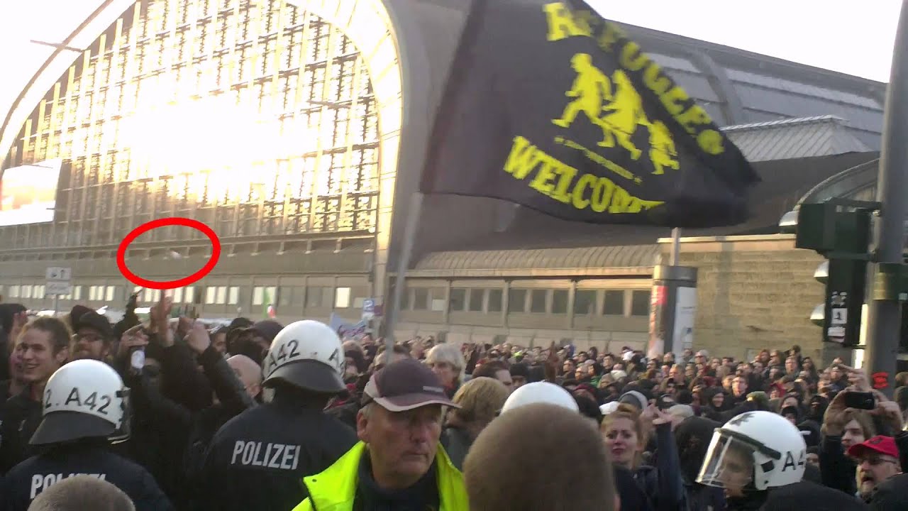 Hamburg: Antifaschisten bewerfen Demonstranten mit Eiern - 31.10.2015