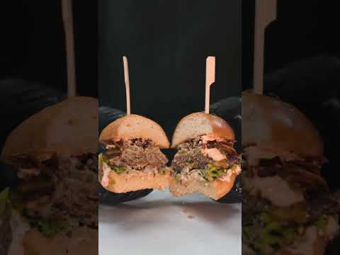 سماش برجر لاسكالا بلاك أنغس جوسي مع صوص سري يذوب الجوع  مطاعم  