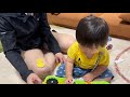 ぺたぺた絵本で遊ぶ息子👶