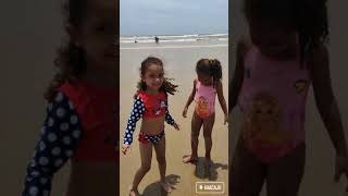 Maria Clara Com A Prima Na Praia