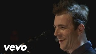 Video thumbnail of "Kevin Johansen - Everything Is (Falling Into Place) (Videoclip)"