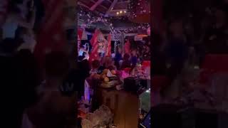 Πάρτι σε ελληνικό εστιατόριο στο Μαϊάμι υπέρ του Τραμπ υπό τους ήχους των ACDC | Flash.gr
