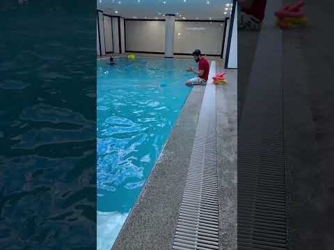 حسين كان خايف ينط عالمسبح بس رميناه غصب عنه شو صار  ترند