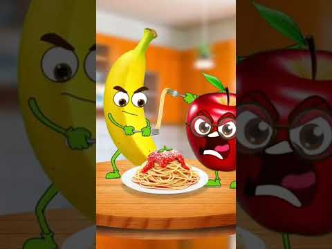 شجار مضحك بين التفاح والموز على طبق السباغيتي