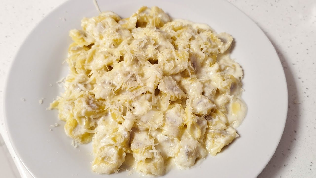 Tortellini cu sos de parmezan