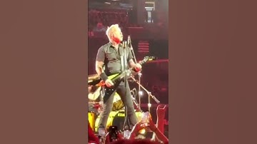 Metallica: Broken String - James Hetfield Changes the Guitar Mid Song and Keeps Shredding!!