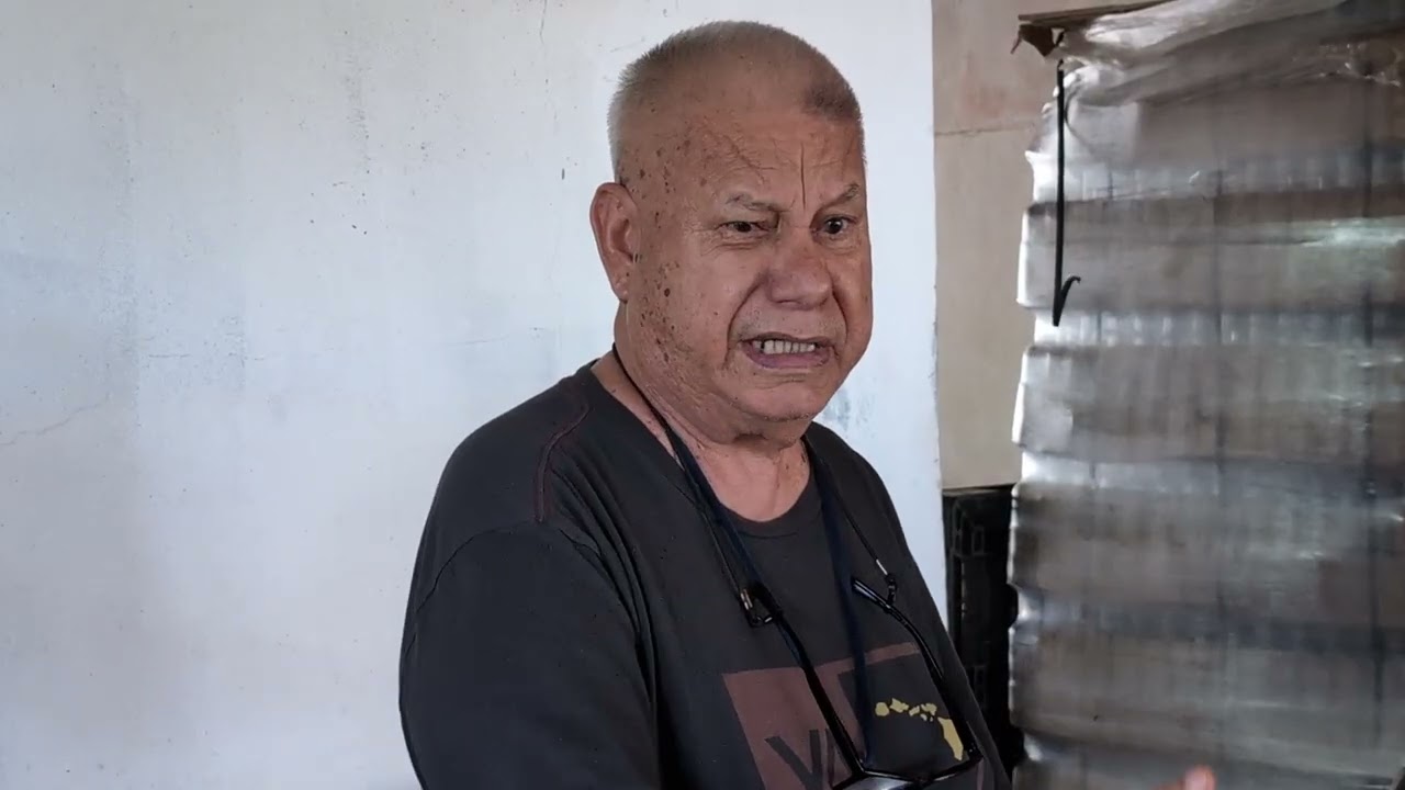 Видео 2 из 2: Экскурсия на завод по производству виски из плодов пандануса на атолле Маджуро, Мар...