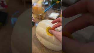 Pressed flower pumpkins 🌸🎃 for your next diy 😉 #fall #diy #tutorial