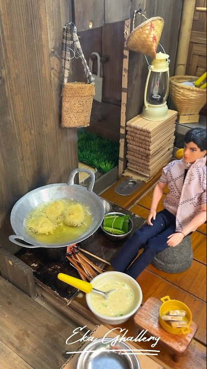 Part 2 Javanese Barbie sells pecel and mendoan tempeh #oldschooltoys #minifood #barbie