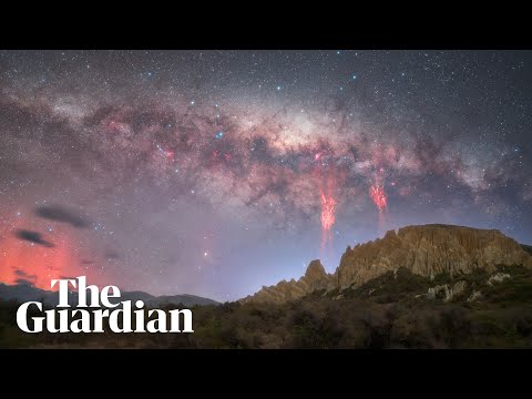 Photographer captures timelapse of 'red lightning' in New Zealand