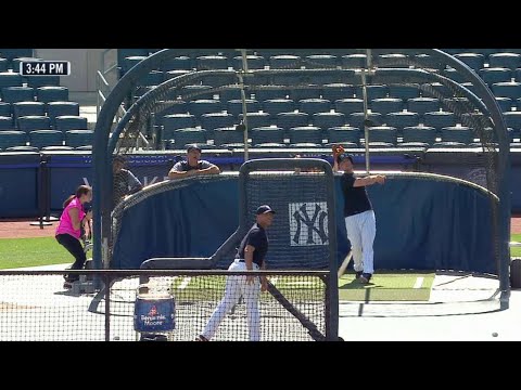 MIL@NYY: Pettitte throws batting practice to Holiday