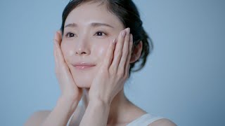 松岡茉優、透き通る“美肌”輝く！CMインタビュー&メイキング映像を公開　角質美容液『タカミスキンピール』新CM