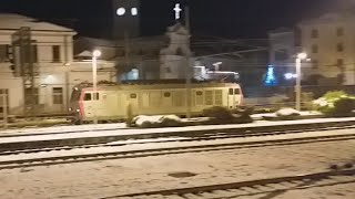 E652 003 prototipo,Transito Treno merci tigre pianali in una gelida,innevata serata a Ronco Scrivia