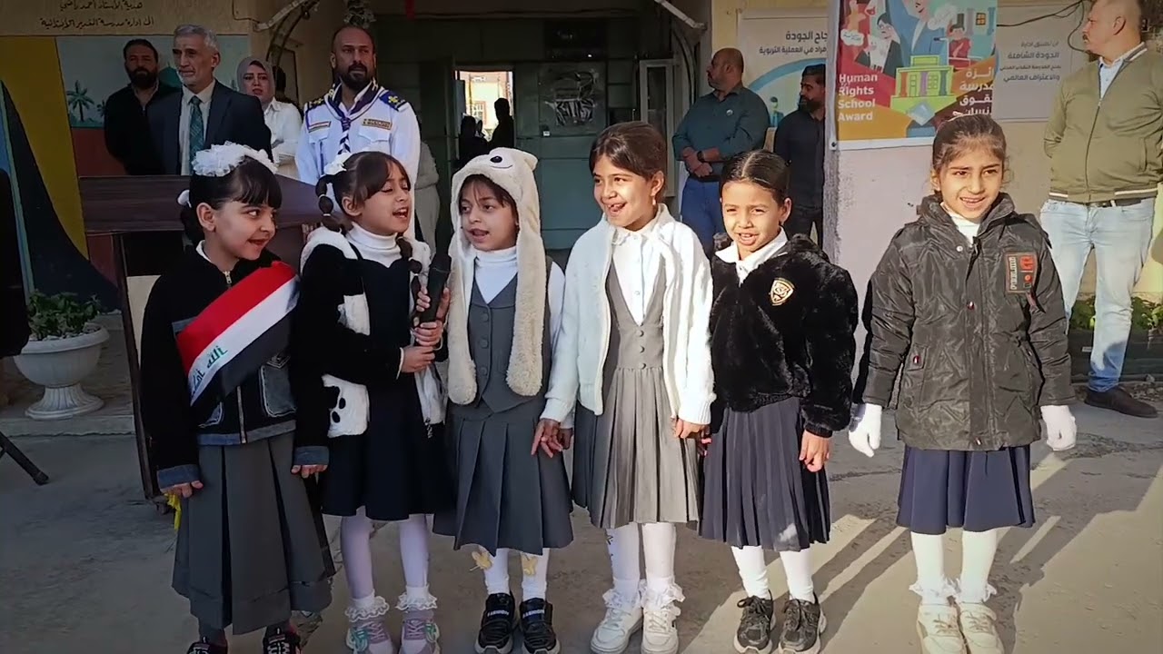 جانب من مراسيم رفع العلم ليوم الخميس في مدرسة الغدير الابتدائية