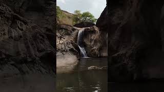 ये खूबसूरत नजारा इंदौर से 15 km दूर tincha waterfall का है आप बारिश के मौसम में घूमने आ सकते है