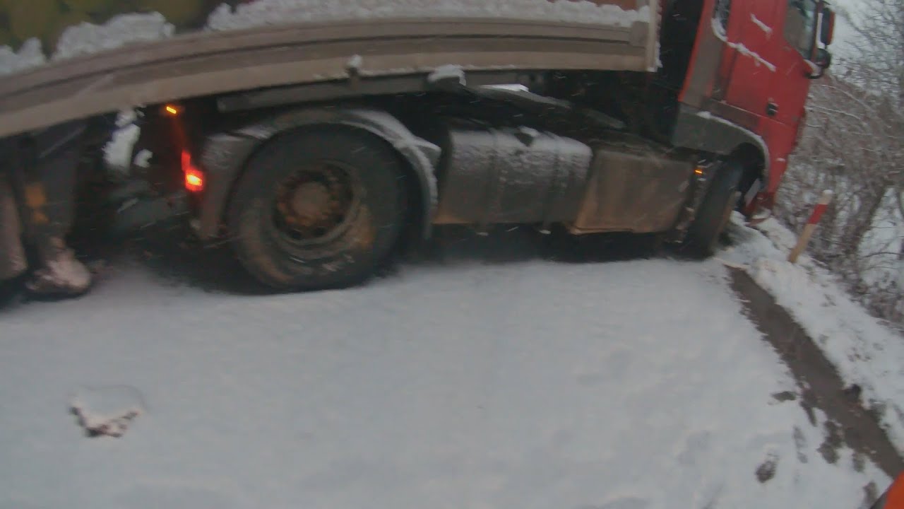 [ALARMOWO] Wyjazd do miejscowego zagrożenia. Ciężarówka stoi w poprzek drogi.