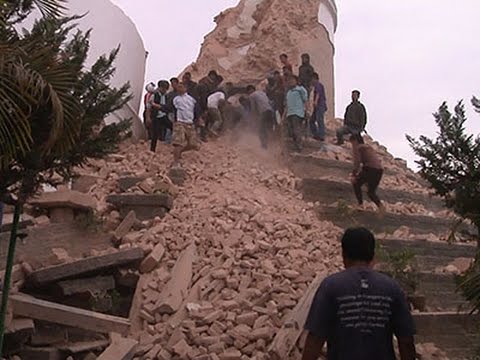 Raw: Powerful Earthquake Rocks Nepal