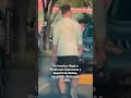 Buscan a un hombre en Florida por vandalizar tres Teslas en Bradenton.