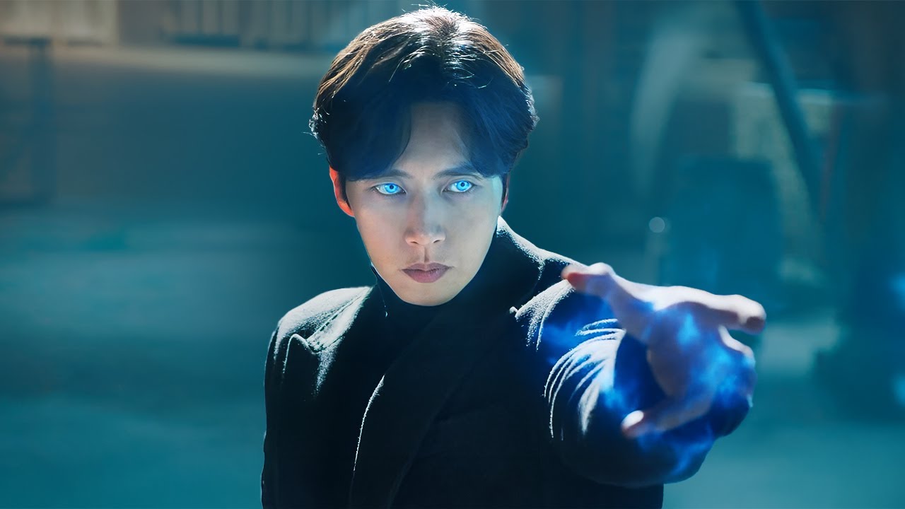 幽霊を見ることができる陰陽の瞳を持つ青年は、10年間も解決できなかった謎の事件を追う警察を助けました【映画紹介】