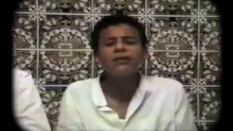 مقطع مرئي للشيخ عمر القزابري وهو صغير جدا :) تلاوة جميلة جدا