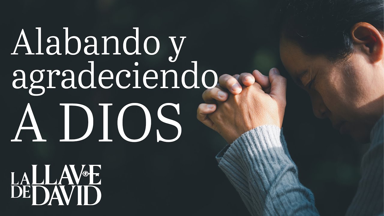 Alabando y agradeciendo a Dios