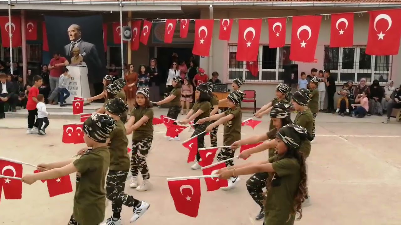 Çıtak Mustafa Kemal Atatürk İlkokulu 2/A Sınıfı Vatan Marşı Bayrak Gösterisi