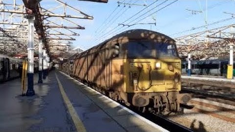 Colas Rail 56094 and 56049 pass through Crewe on RHTT duties 19/11/22