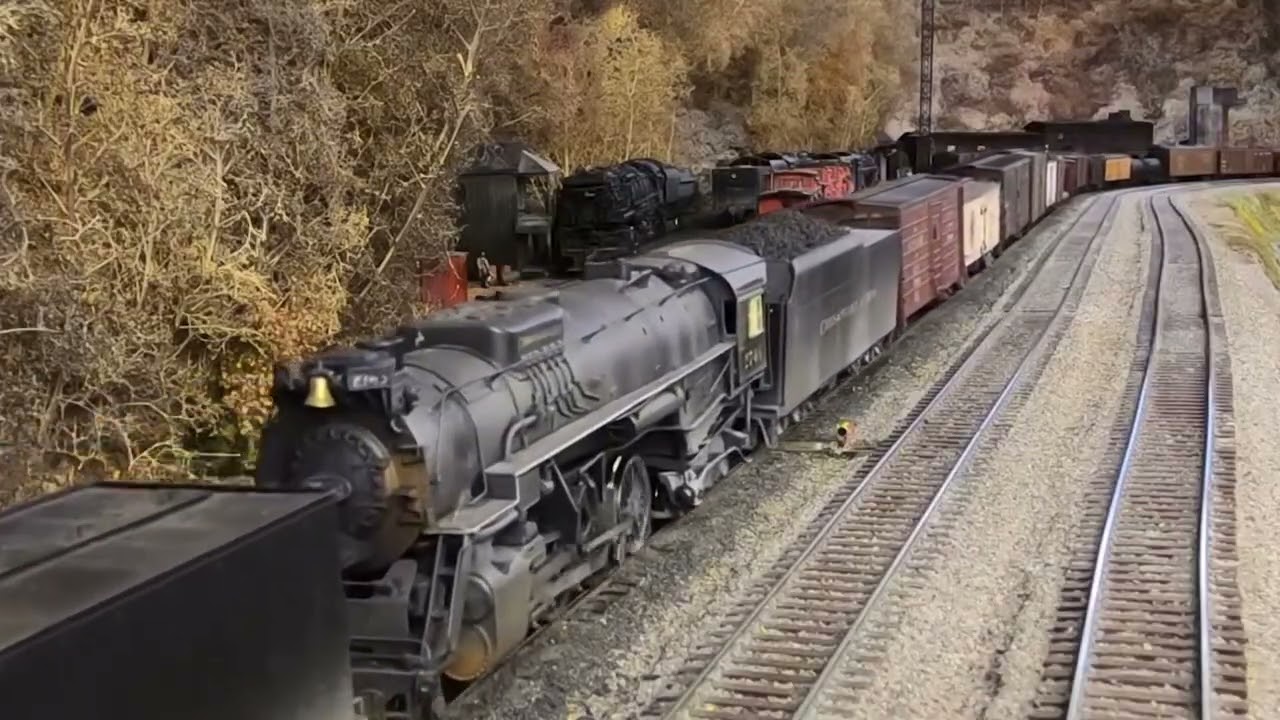 Невероятный макет в масштабе HO! Движение поездов C&O на модели железной дороги Mann's Creek Теда...