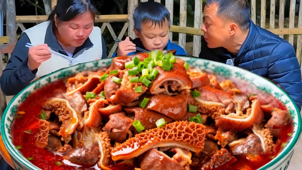 🔥广西杀猪菜沸腾开锅！猪杂鲜香四溢，年味浓到粘牙！配着米饭不得干两碗！ #我的乡村生活  #农村美食