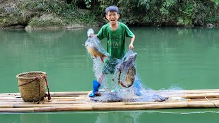 Use bamboo rafts to move on the water, drop nets in the deep river to catch big fish.