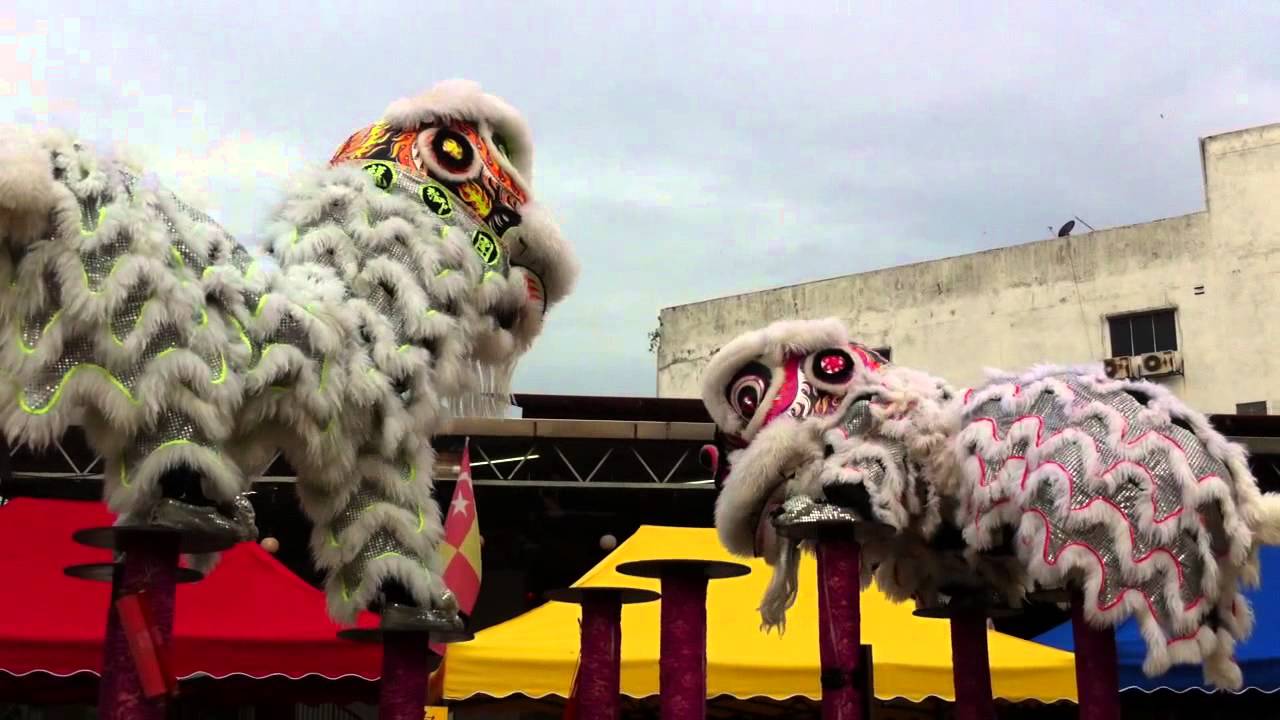 2013年元宵节加影育华龙狮团师爷庙高桩舞狮 yu hua kajang acrobatic lion dance