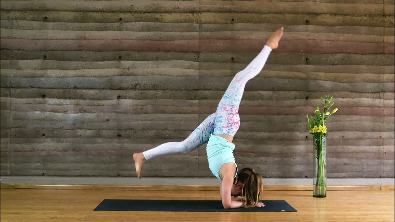 Йога с Паолой Пименталь: Васиштхасана, танцующая собака и Пинча Маюрасана