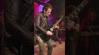 Video thumbnail of "Vivian campbell...last in line live...rippin it  last in line solo"